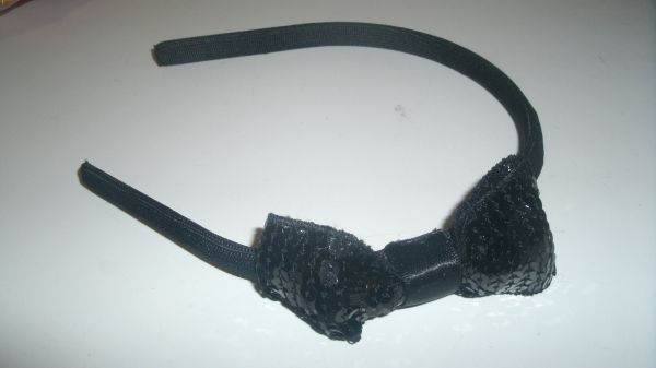Arquinho laço paetê preto