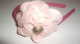 Arquinho de tres flor rosa