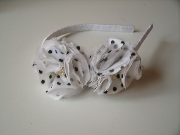 Flores brancas com bolinhas
